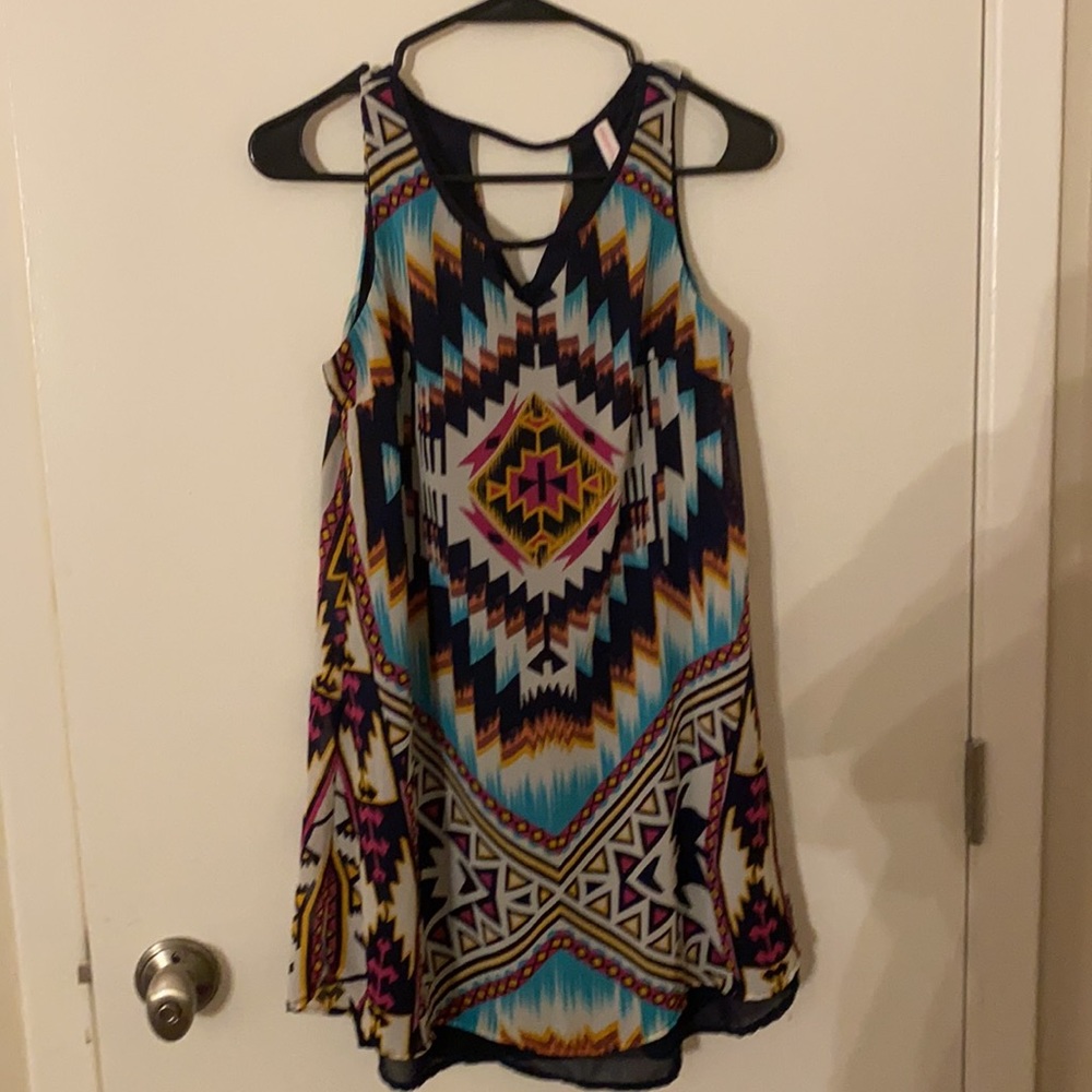 Geometric mini-midi dress w keyhole back and front